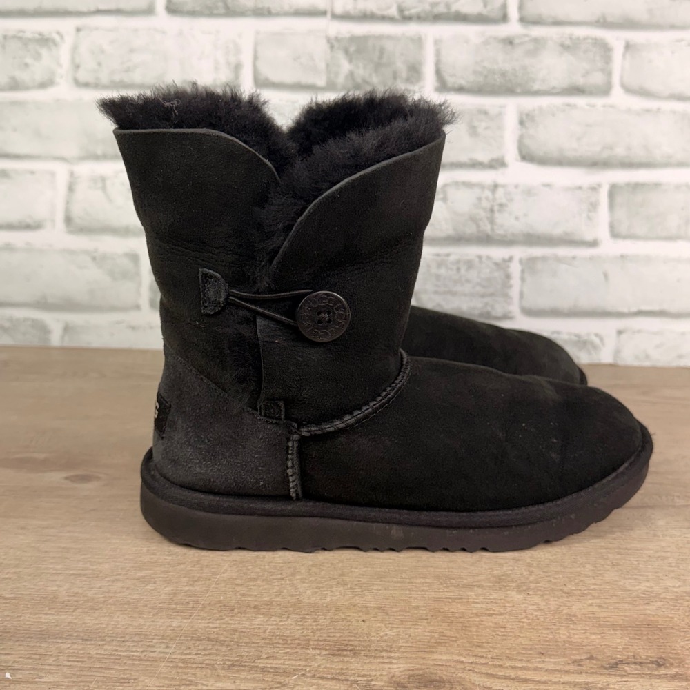 UGG Bailey Button II Suede Shearling Black Womens 6